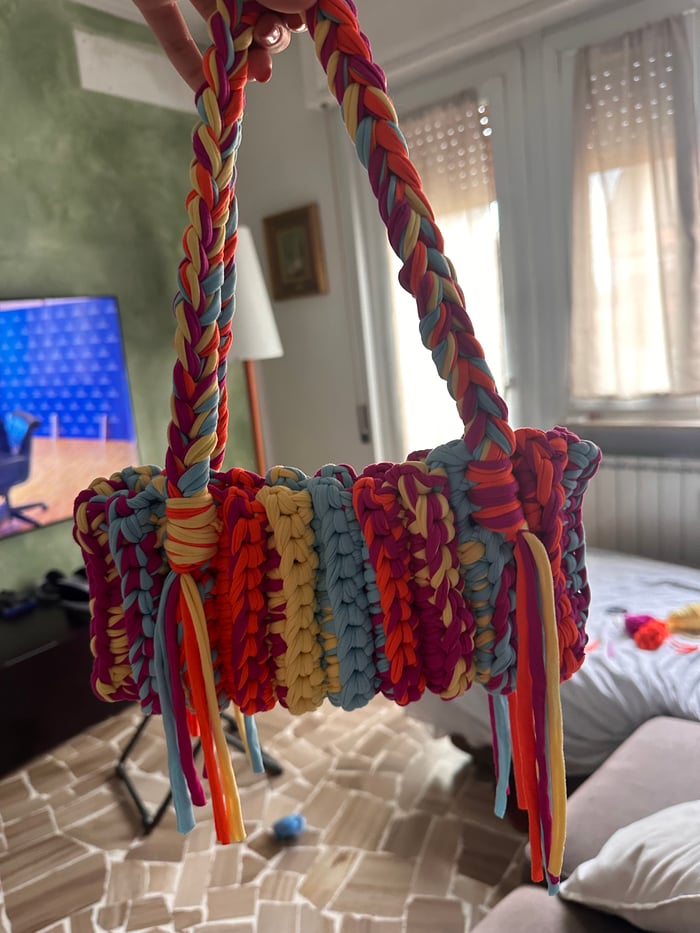 Borsa all'uncinetto verde salvia con fiocchi, fatta a mano