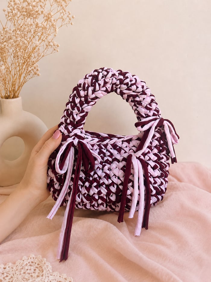 Borsa all'uncinetto rosa e bordeaux con fiocchi fatta a mano