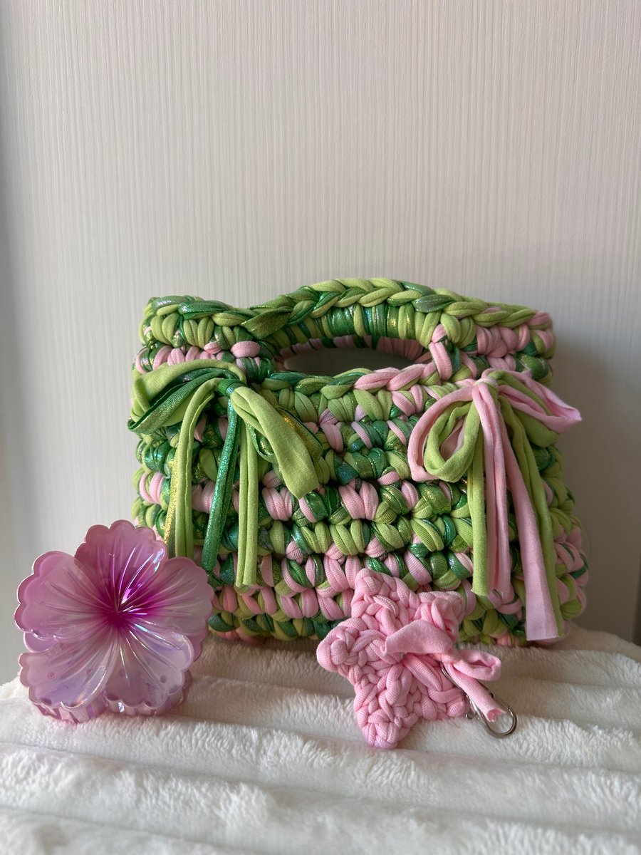 Borsa all'uncinetto rosa e verde con fiocchi, fatta a mano